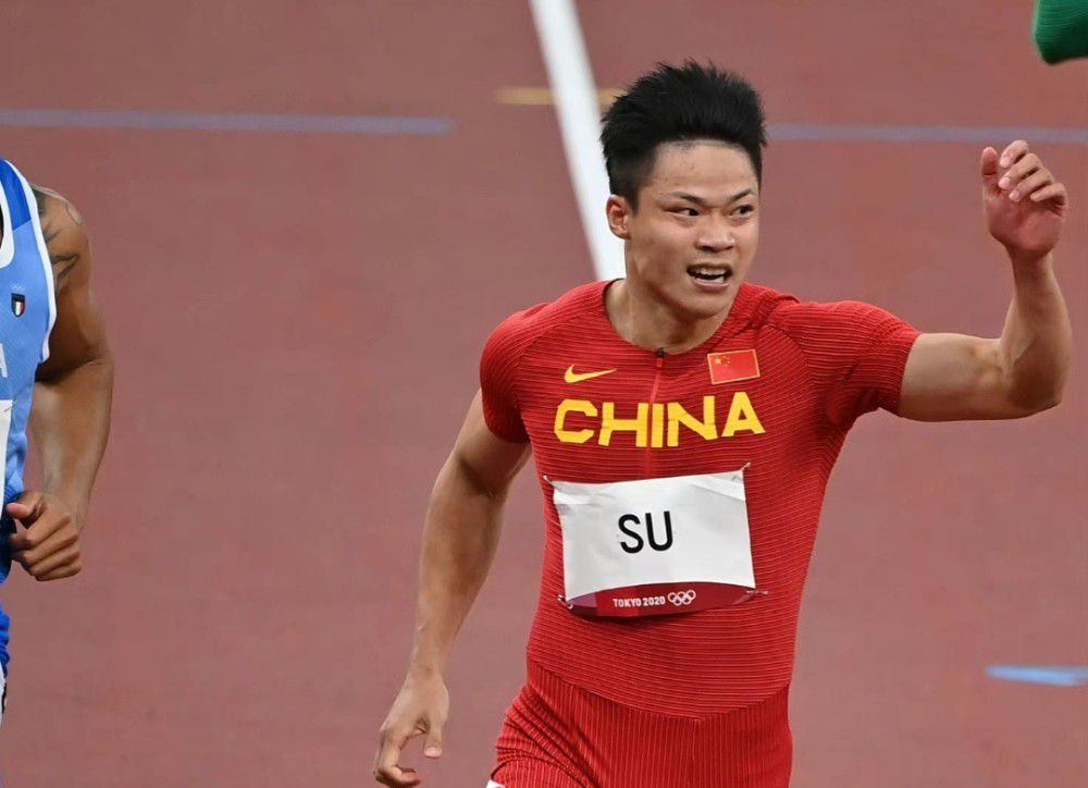 现场强势释出的先导海报，以五只交握的手传递出抗疫人的团结与无畏